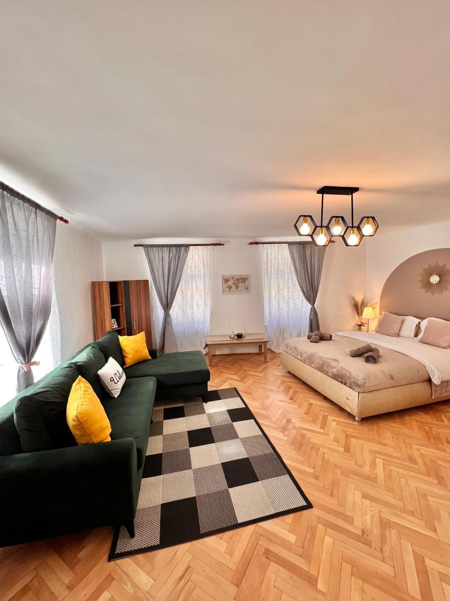Old Town City Center Apartments Braşov Esterno foto