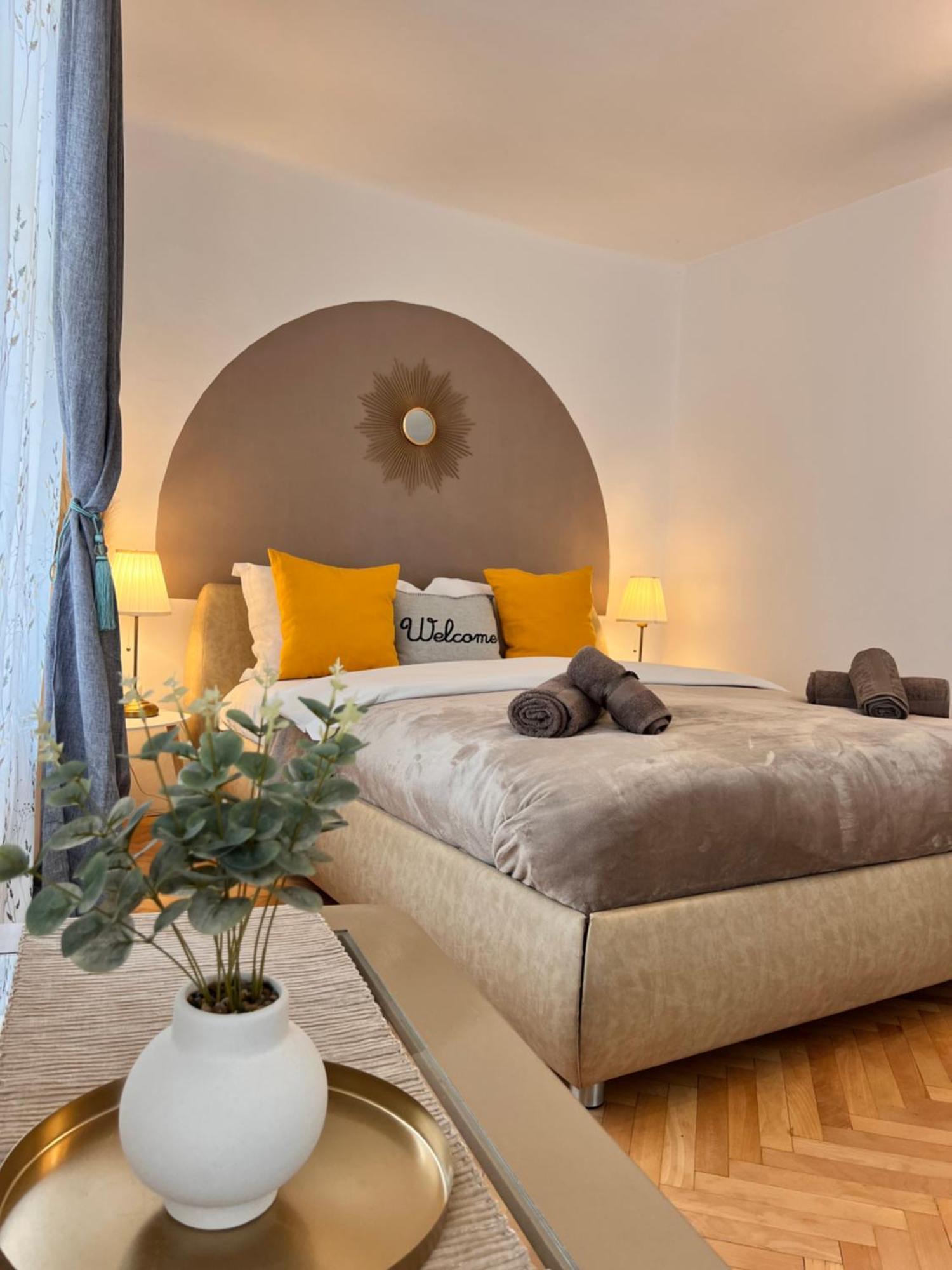 Old Town City Center Apartments Braşov Esterno foto