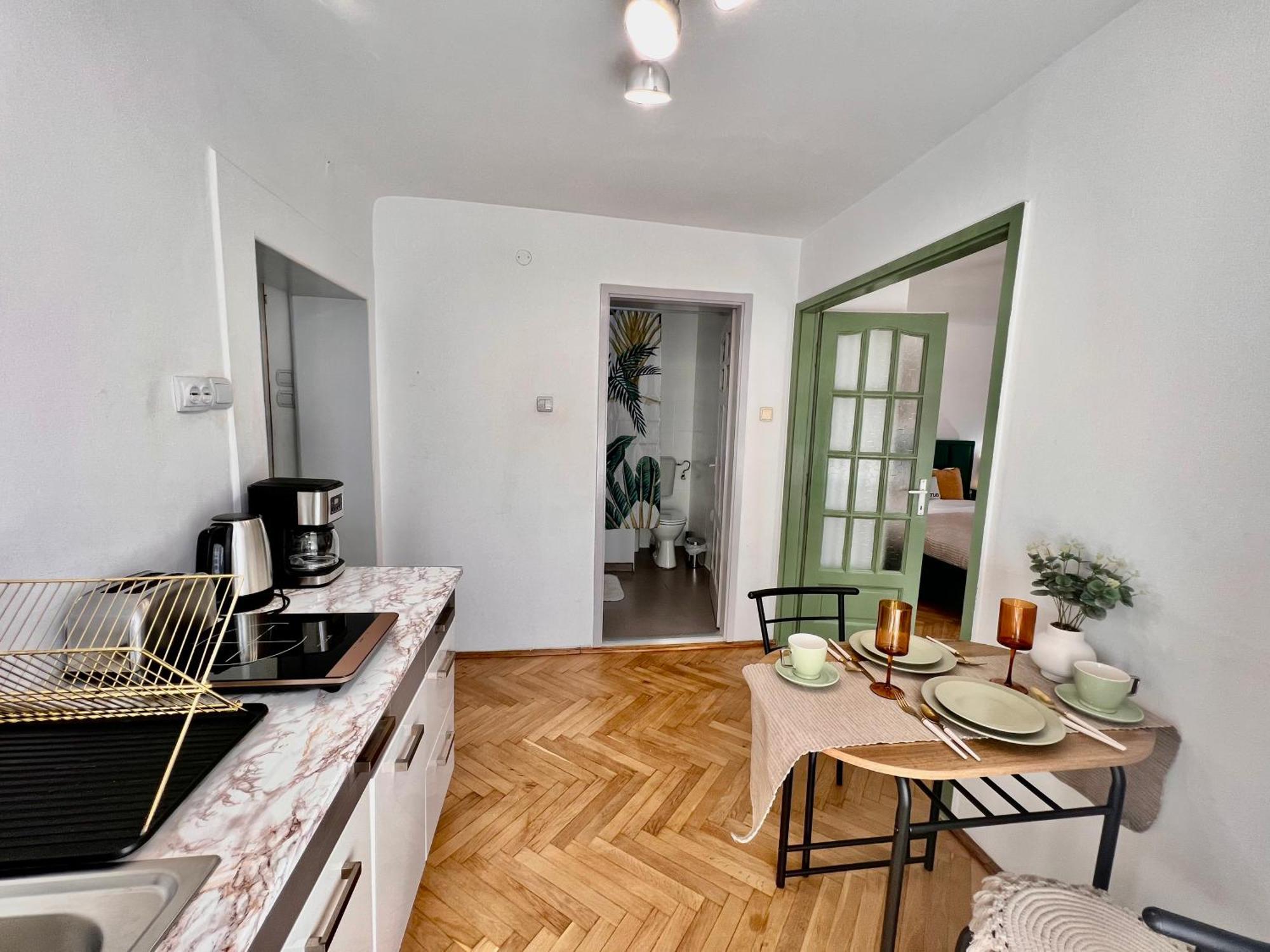 Old Town City Center Apartments Braşov Esterno foto