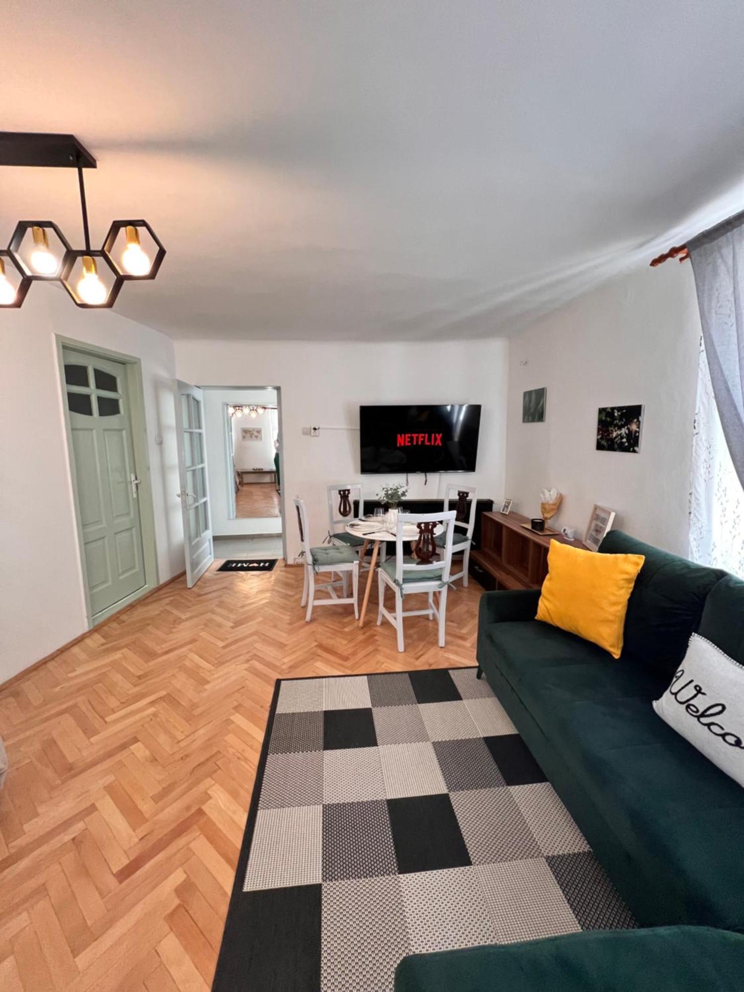 Old Town City Center Apartments Braşov Esterno foto