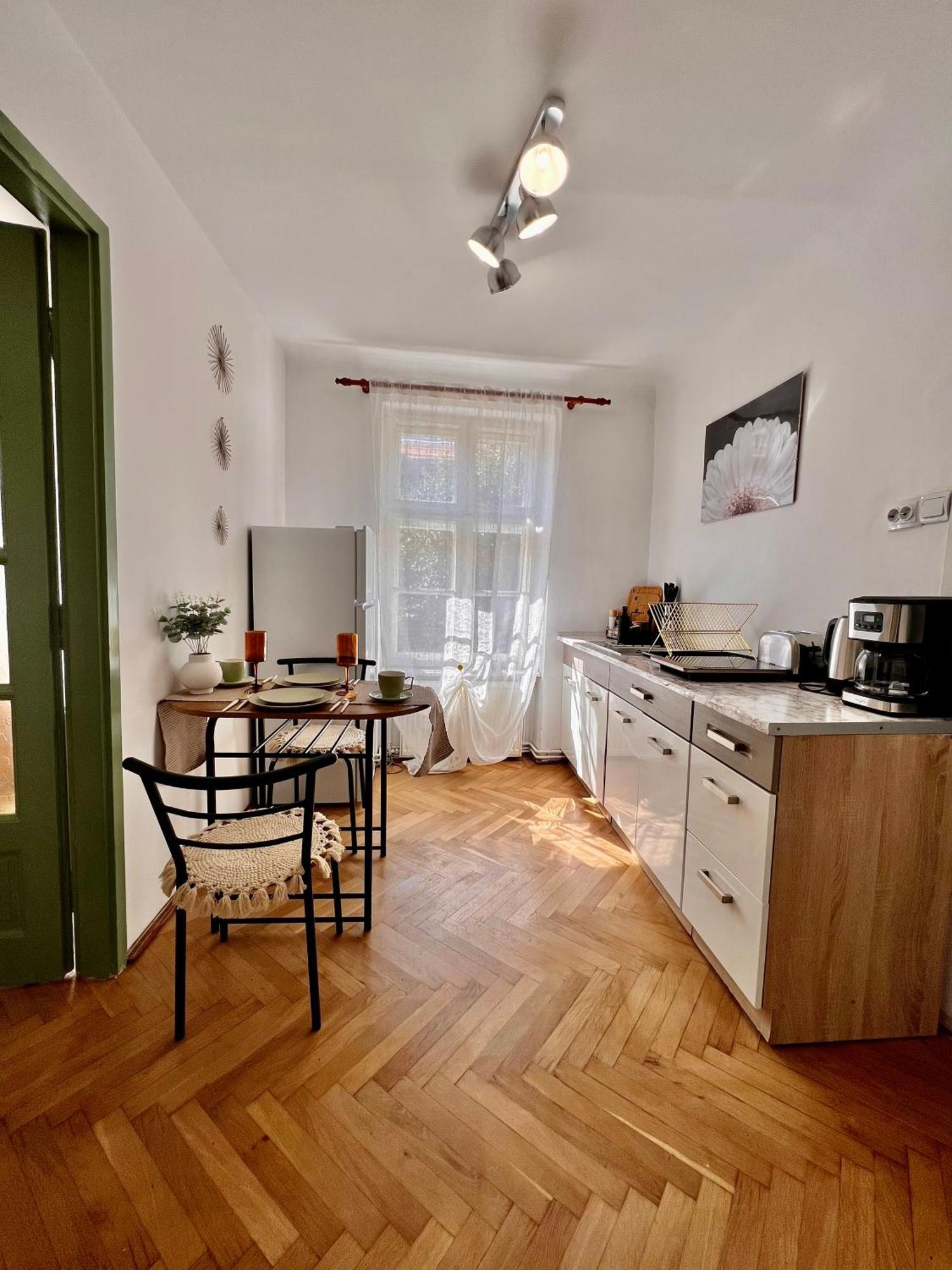 Old Town City Center Apartments Braşov Esterno foto