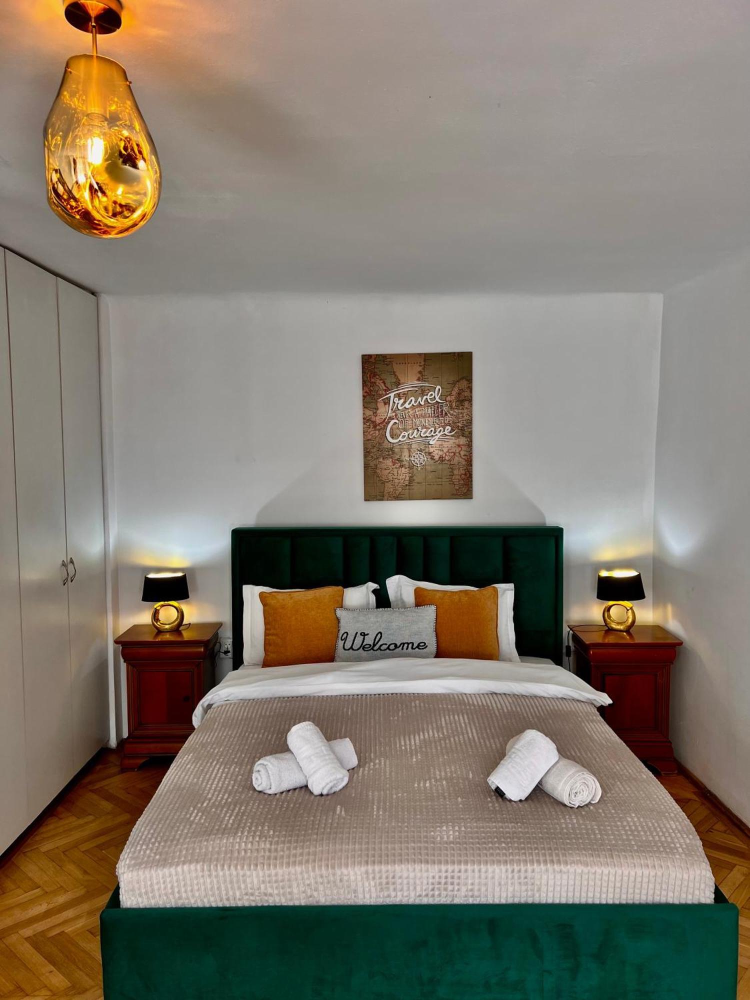 Old Town City Center Apartments Braşov Esterno foto