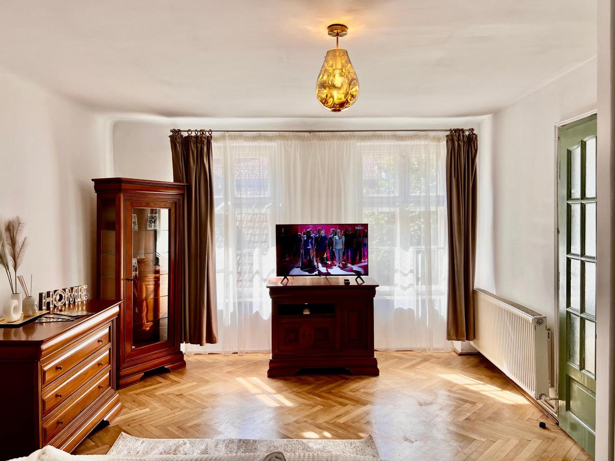 Old Town City Center Apartments Braşov Esterno foto