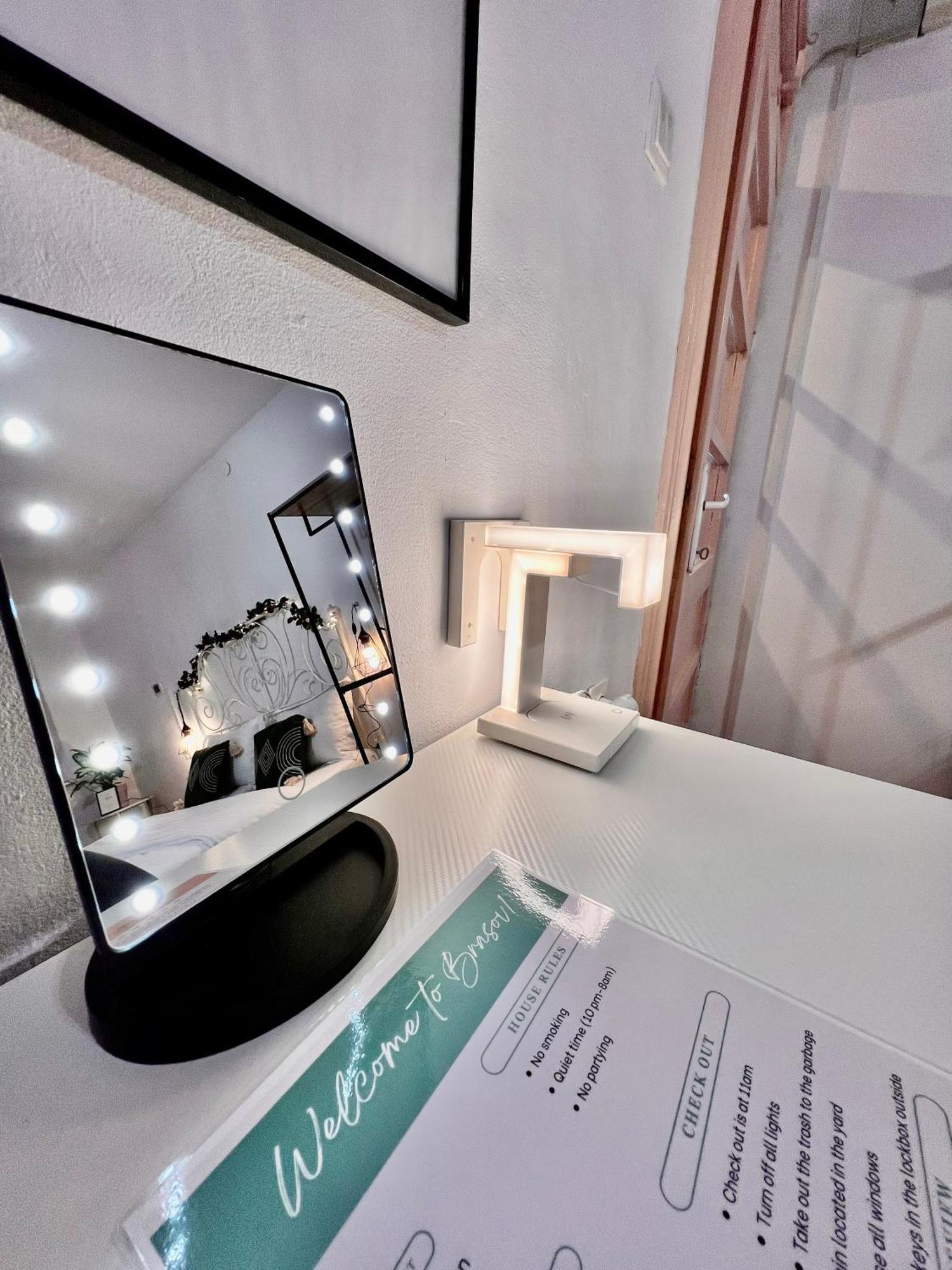 Old Town City Center Apartments Braşov Esterno foto