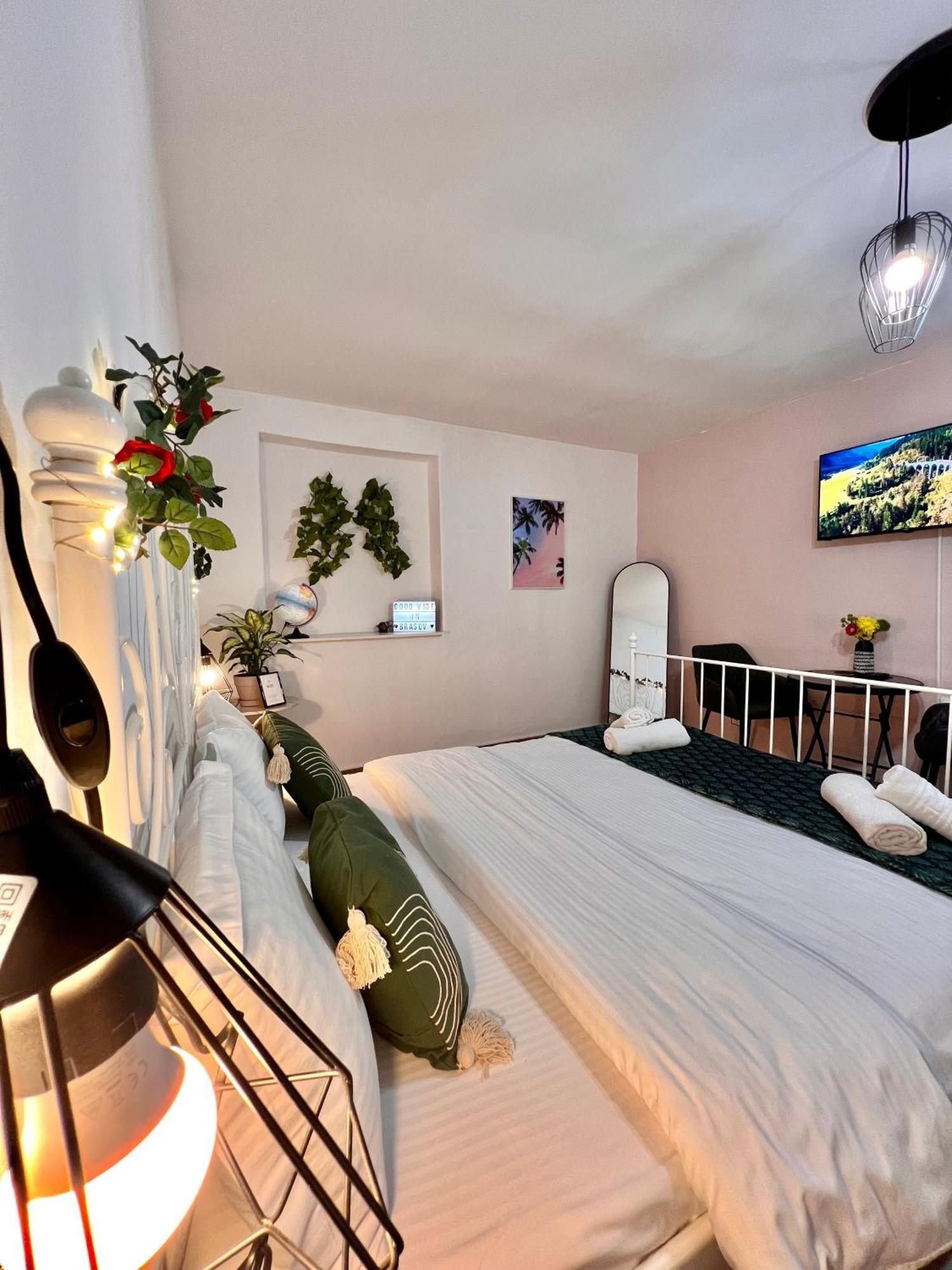 Old Town City Center Apartments Braşov Esterno foto