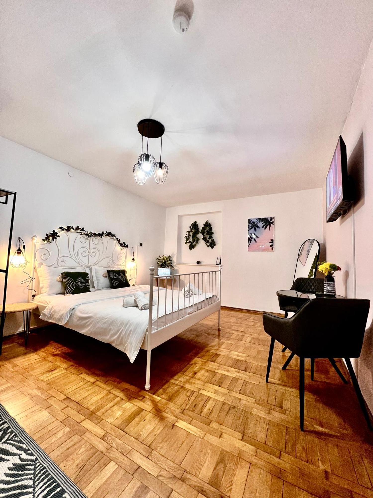 Old Town City Center Apartments Braşov Esterno foto