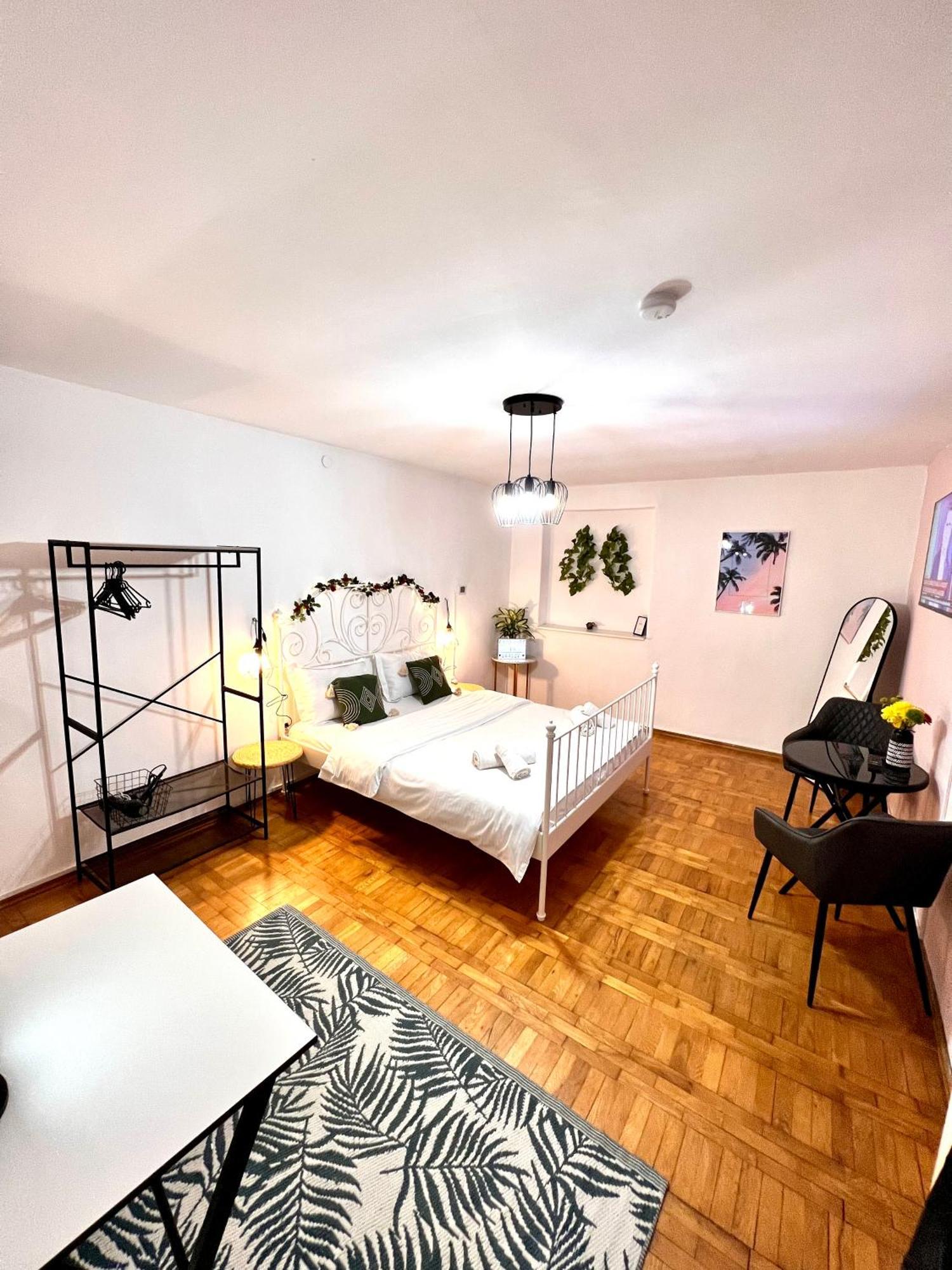 Old Town City Center Apartments Braşov Esterno foto